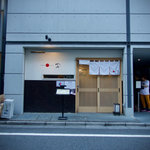 Japanese Soba Noodles 蔦 - 外観♪　右に見えるマンションの入口に並びます