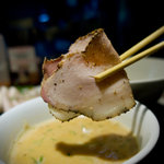 Japanese Soba Noodles 蔦 - ちゃーたくさん　燻製なのか周囲から香りが立ち上がる　ザラッとした舌触り　味付けは洋風で濃いながらも上品　フレンチの手法なのかな