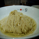 Japanese Soba Noodles 蔦 - 自家製全粒粉超平打ち多加水ストレート　昆布水ぢゃないやんっ！　ヌメリなく風味だけのダシ　カンニングして説明読むと「貝出汁」　流石は蔦や！　流行の後追いはプライドが許さんよね？