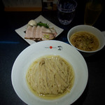 Japanese Soba Noodles 蔦 - 期待通りの美麺♥　昆布水か！？タップリな全粒粉平打ち　つけ汁は黄土色で醤油に見えんぞ？　特製は別皿で提供　ちゃー２種、味玉、メンマ、ネギ