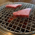 正泰苑 - 塩上カルビ 焼き中