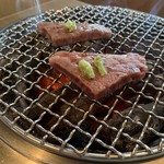 正泰苑 - 塩上カルビ 焼き中
