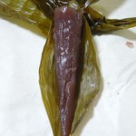 川端道喜 - 何重にも笹で包まれ笹の香りがちまき（1つ約800円）にうつって、たまりません