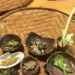 しげや旅館 - 【前菜盛り合わせ】
            右上から時計回りに
            
            ●山菜ステックサラダ
            ウルイ、山ウド、イタドリ
            ●アマドロコ●タラの芽の味噌和え
            ●イタドリの炒め物
            ●ミズタキナ
            ●酢の物
            アマゴ、コゴミ、ワラビ
            
            