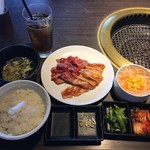 Kokusangyuu Yakiniku Kuidon - ランチ　サービス大盛り焼肉セット（お肉１５０ｇ 牛カルビ・選べるお肉（豚カルビ or 鶏カルビ）・ごはん・スープ・サラダ・漬物・ソフトドリンク付）　１０８０円　(2019/05)