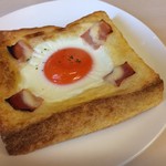 サン ヒトリ - 目玉焼きが乗っているトースト