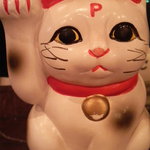 ピアンタ - 入り口のレジにいる『ピニャンタ』　　頭をなでると、いいことが起こる　　伝説の招き猫