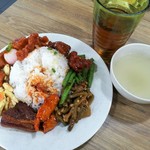 Restoran 134 Mixed Rice - お肉系のお料理が多い1皿RM8.50、具はないけどスープやお茶は無料サービス