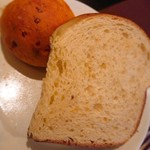 Osteria La Luminescenza - 自家製パン二種。
                                トマト＆チーズとみかんパウダーのパン。
                                どちらもサクッと美味しく噛めば噛むほど良い味が(*ﾟдﾟ*)