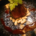 Osteria La Luminescenza - 肉料理。天然鹿の香草パン粉焼き。
      黒キャベツで巻いて網油をまき、脂の少ない鹿に少しコッテリ感を。
      八丁味噌のソースもまた合う(*ﾟдﾟ*)