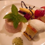 Osteria La Luminescenza - デザート三種盛り(≧∀≦)
      ラズベリーのチーズタルト・ドライフルーツたっぷりのパウンド・イチゴのババロア。キウイのソース。
      どれも美味しい～！！