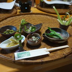 しげや旅館 - イタドリの炒め物、タラの芽のエゴマ入り味噌和え、アマドコロ・しいたけ塩、タキミズナ、わらび・ココミ・アマゴの酢の物、うるい・山ウド・イタドリ