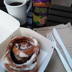 Cinnabon - 二日に分けて食べました