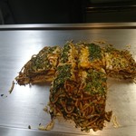 Hiroshima Okonomiyaki Okotarou - 写す前に取り分けちゃいました！(^^;