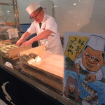 料亭ふみや - 鯖寿司を実演中