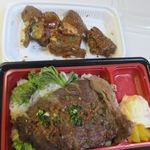 お肉・惣菜 はまちゃん - 和牛ステーキ弁当と一緒にお惣菜のスペアリブも購入です。
