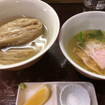 らあめん サンド - 鶏油浮かぶ澄んだ琥珀色のスープ！レモンが浮かびます。