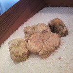 ユニッソン デ クール - 鍵､温度湿度計付きの木箱に収められた白トリュフ