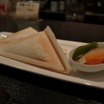 DEN - 燻製たまごのホットサンド