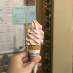 ジェラテリア アクオリーナ - イチゴヨーグルトのジェラートソフト（640円？）税込