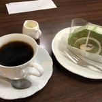 男爵 - 抹茶のロールケーキとブレンドコーヒーで850円