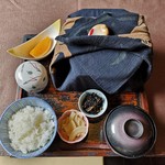 茶寮 三日月とうさぎ - 月うさぎ弁当　六角形の弁当箱は2段になっていてそれを袱紗で包んでいる