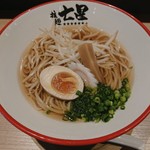 七星 - あっさり醤油ベースのラーメン