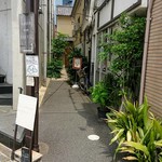 asipai - 七条河原町交差点北西角、この狭い路地の奥にお店はあります。