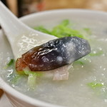 Mui Kee Congee - 料理写真:ピータンと塩豚入り粥@36HK$