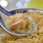 Mak's Noodle - 世家雲呑麺@36HK$：海老入り雲呑は、麺の下に埋まっておる。