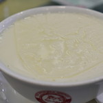 港澳義順牛奶公司 - 馳名雙皮燉奶（牛乳プリン）：表面の、この薄膜が美味。