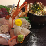 軍ちゃん - 海鮮丼 上
            刺身とご飯はセパレートされています。