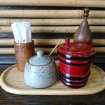 十割そば ゆう賀 - 卓上の調味料