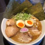 麺の坊　晴天 - 醤油鶏白湯らーめん750円を全部入りで1,100円。麺の坊晴天 (愛知県みよし市)食彩品館.jp撮影 