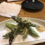 居酒屋山さん - 3皿目 アスパラの天ぷら