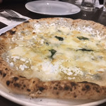 ピッツェリア バンケット - 4種のチーズ
