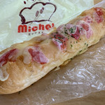 パン工房　Michel - トマトとチーズのフィセル  180円