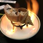 Ooiso - 看板メニュー大磯焼き。
      豪快なファイヤーが、もりあがります。つぶが柔らかいです！