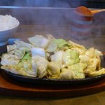 びっくり焼き亭 - 出来立て超熱々！　鉄板から湯気が立ち上っています。