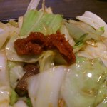 びっくり焼き亭 - びっくり辛しを投入