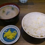 びっくり焼き亭 - びっくり焼きランチについてくる味噌汁、ごはん、お新香