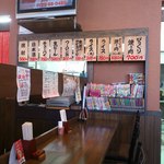 びっくり焼き亭 - カウンター席から厨房側を見たところ