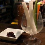 焼き鳥 とりら - スティックサラダと鶏そぼろ味噌