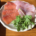 定山渓第一寶亭留　翠山亭 - ちょっと生野菜が乾燥気味なのが残念。でも、北海道で食べるサーモンは油くさくなくて、美味しい！