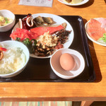 定山渓第一寶亭留　翠山亭 - 生卵が嬉しいなあ。鮭の焼き具合も良かった