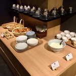 定山渓第一寶亭留　翠山亭 - 何故か食後にラウンジに行くと、コーヒー、紅茶はもちろん、クロワッサンなどの軽食がががΣ（・□・；）