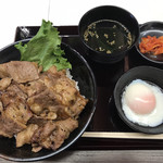 肉のヤマ牛 - カルビ焼肉丼大盛り わかめスープ＆温泉卵