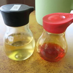 山田うどん - 出してくれたラー油・酢