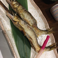 柳家錦 - 鮎の炭火焼（２尾） ほどよいサイズの鮎。こんがりと焼かれています。 蓼酢でいただきます。