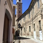 Prosciutteria Albese - 「パパ、あそこでパニーニでも食べない？」とこの路地に入る